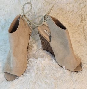 Bella Marie Wedge Sandals Brown Size 6